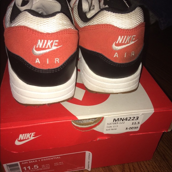 Nike Air max 1 Essential (537383 122) Nike Air max 1 Essential (537383 122)